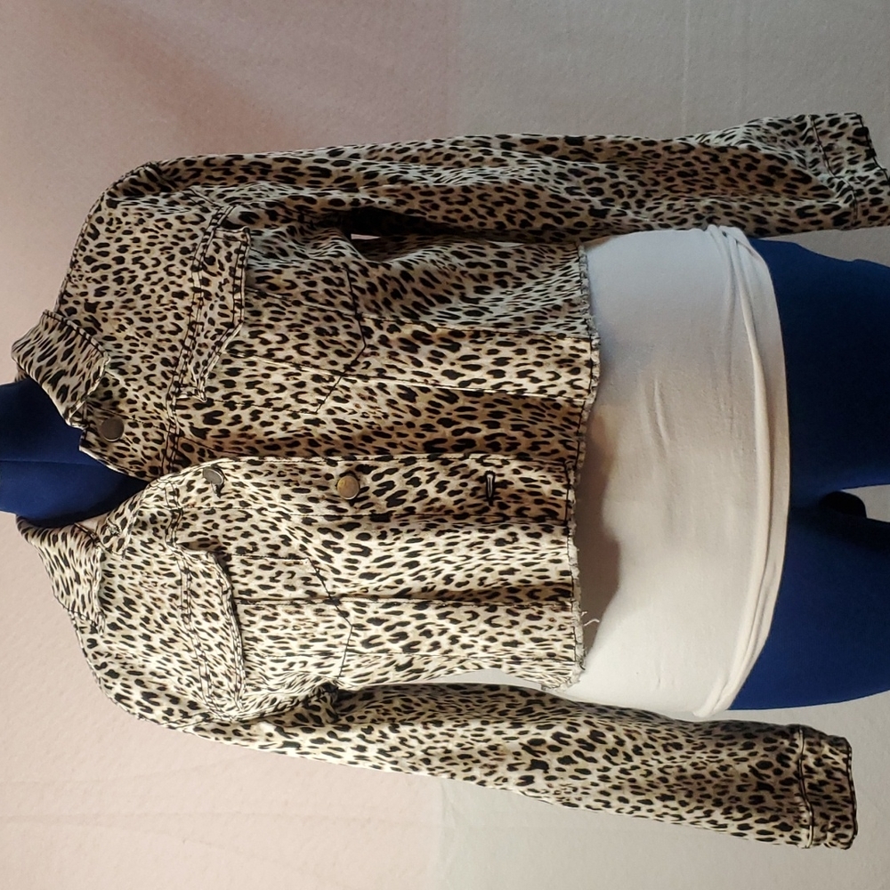 Juniors crop leapord print Jacket. NWT